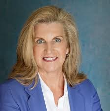 Liza Dooley's Instagram, Twitter & Facebook