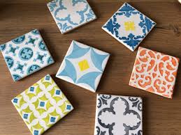 Hier findest du moderne azulejos und reproduktionen antiker fliesen und kannst auch fliesen nach eigenen entwürfen in auftrag geben. Azulejos De Fachada Die Fliesenmalerin Der Alfama Lovingportugal