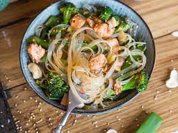 glasnudel bowl mit lachs asiatisches feierabendezept rezept glasnudeln rezept gesunde rezepte lachsnudeln