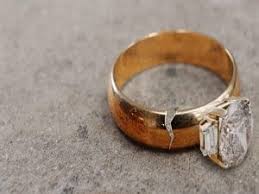 Jika acara yang digelar tersebut hanya tunangan atau tukar cincin, pikirkan berapa lama waktu tenggang antara acara tersebut dengan waktu pernikahan. Berapa Sih Ukuran Berat Ideal Cincin Kawin Tunangan Atau Lainnya