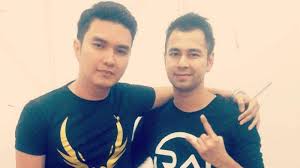 Mantan suami dewi perssik, aldi taher setelah sekian lama dirinya bak tenggelam dan tak terhembus kabar dari awak media, belum lama ini menjadi sorotan publik lantaran sering mengunggah video mengaji di sosial media pribadinya, hal tersebut tentu menimbulkan banyak pro dan kontra. Berdalih Ajak Baca Al Quran Aldi Taher Spam Ig Raffi Ahmad Mati Kutu Diancam Suami Nagita Slavina Tribun Mataram