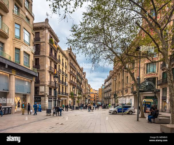 Avenida del Portal del Ángel: Paseo y Compras en el Corazón de Barcelona