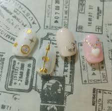 人気上昇中 おしゃれでちょっと個性的な アローネイル のデザイン集 ネイル ガーリー デザイン