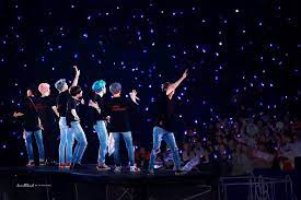 Pin Oleh Hina Arshad Di Bts Divertido Konser Foto Grup Bts Foto Kekasih