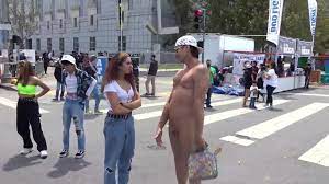 Hot guy naked on the streets CFNM - ThisVid.com
