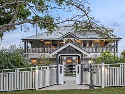 Queenslander architecture refers to a signature home type that originated in queensland, australia in the mid 1800s and continued to be built. Brisbane Queenslander Undergoes Incredible Transformation Realestate Com Au