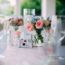 Sommerliche Tischdeko Mit Rosa Rosen Und Kleinen Blauen Schmetterlingen Schwimmkerzen In Hohen Glasern Schwimmkerzen Hochzeit Irische Hochzeit Hochzeitsdeko