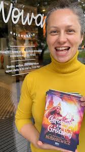 📚 Magdalena Kubasiewicz w Cafe NOWA Księgarnia!, Dyżur literacki z okazji  premiery 📚 , 📅wtorek, 21 października, godz. 17:00–19: 00. Spotkaj  autorkę „Czarodziejki z ulicy Brackiej”, zdobądź podpis, ...