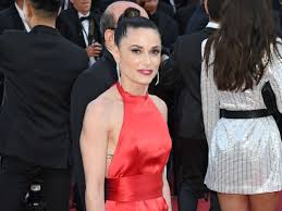 Capucine anav la production des anges, en colère, menace. Photos Cannes 2018 Capucine Anav Sublime En Robe Rouge Tele Star