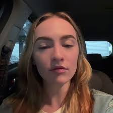 Woman Is Sure That She Can't Find A Date Because She's Intelligent And  Attractive, Netizens