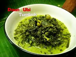 Masak air bersama bumbu halus, daun kunyit, serai, daun jeruk, dan lengkuas hingga harum. Resep Daun Ubi Tumbuk Pound Cassava Leaves Kuliner Batak H Indonesia Youtube