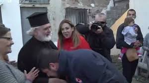 Οργή χαρδαλιά για τη μουσική και το «αντάρτικο» στην εστίαση. Xardalias Antidraseis Kai Pyra Meta To Xeirofilhma Ierea Cnn Gr