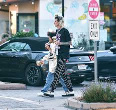 Machine gun kelly has an adolescent daughter, casie. Machine Gun Kelly Is A Doting Dad As He Wraps An Arm Around Daughter Casie 13 On Day Out Rhn