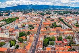 Croazia è la destinazione di viaggio ideale per tutti quelli che stanno cercando una vacanza interessante concentrata intorno alla bellezza della natura. Immagini Stock Elicottero Veduta Aerea Di Strada Gunduliceva Nel Centro Della Citta Zagabria Capitale Della Croazia Image 21937065