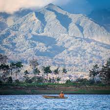 Selain menawarkan panorama alam yang indah, di lokasi waduk ini juga sudah tersedia beraneka macam wahana wisata mulai dari spot pemancingan hingga taman bermain. Waduk Selorejo Malang Review Harga Tiket Masuk Daya Tarik Lokasi Wisatainfo