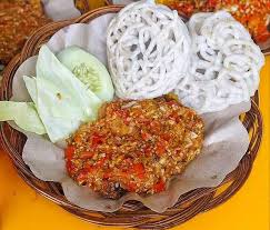 Tuangkan adonan kacang ke dalam wajan atau panci. Ayam Gepuk Pak Gembus Bintaro Bintaro Tangerang Selatan Traveloka Eats