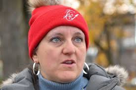 La FAE manifeste devant le bureau de Legault