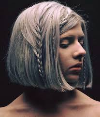 Aurora Aksnes Singer Songwrighter Hairstyle Photoshoot All My Demons Greeting Me As A Friend Penteados Inspiracao Cabelo Cabelo