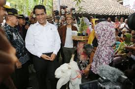 Ring warsa 2017, akéh kramanyané kirang langkung 1.108.060 diri mawit jimbarnyané 1.790,90 km² miwah sebaran krama 618 diri/km². Indihome Tempeh Kabupaten Lumajang Jawa Timur Penambangan Pasir Di Pandanarum Tempeh Lumajang Bergejolak Wakil Gubernur Jatim Kunjungi Kabupaten Lumajang 17 September 2020 Bupati Lumajang Thoriqul Haq Bersama Wakil Bupati
