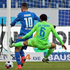 Notbremse (fußball) — als notbremse ( im österreichischen raum auch torraub ) wird im fußball das verhindern einer offensichtlichen torchance durch einen absichtlichen regelverstoß. Bundesliga Paulo Otavios Vfl Wolfsburg Mit Ubler Gratsche Die Besten Reaktion Dazu Fussball