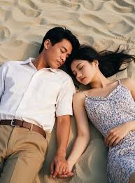 Chiếc xe bỏ lại bãi biển và hai bạn không bao giờ trở về.... Trên bãi biển  Cửa Lò, nơi nắng cuối hè vẫn còn gay gắt, những cơn gió mát lành