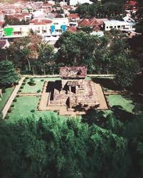 Lokasi wisata pemandian sendiri berada di sebelah barat sekitar 1 km lagi. Candi Badut Malang Review Harga Tiket Masuk 2021