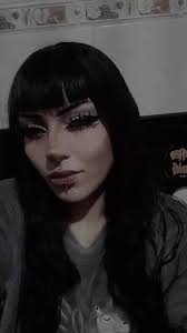 nuevo look? 🖤 pregunta... ¿que tiene los hombres con el #minibangs /fleco  ? acaso es un foco de alarma ? 🤪 #minifleco #bangs #minibangs #microbangs