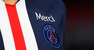 Après un quatrième maillot rose et violet fluorescent cette saison, le club de la capitale pourrait se laisser. Psg Le Nouveau Maillot A Fuite La Colere Des Supporters Monte