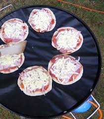 Pizzaatjes Op De Skottelbraai Van Een Half Pita Broodje Met Tomatensaus Ham Salami En Geraspte Kaas Laten Ga Kampeermaaltijden Campingeten Kampeerrecepten
