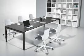 La progettazione di arredi d'ufficio a milano è una delle competenze principali e più importanti. Scrivanie Ufficio Alcuni Consigli Per Avere Un Piano Di Lavoro Ordinato Ed Efficiente Pure Luxury Living