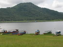 Jangan berbuat hal yang menyimpang, konon jika ada yang berbuat aneh atau menyimpang, akan ada balasan dari ulahnya. Limakaki Bersantai Sore Di Waduk Darma Kuningan