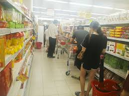 Người singapore gom gạo, giấy vệ sinh. NgÆ°á»i Dan Tp Hcm Láº¡i Xáº¿p Hang Dai Ä'á»• Xo Tich Trá»¯ LÆ°Æ¡ng Thá»±c