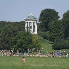 Anlagen wie hestercombe, sissinghurst castle oder barnsley house sind auch für deutsche gartenfreunde keine unbekannten namen und stehen bei einer tour durch england ganz oben auf der besuchsliste. Englischer Garten In Munchen Alle Infos Von Monopteros Bis Mullproblem Stadt