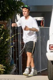 Shirtless Justin Bieber displays his muscular physique