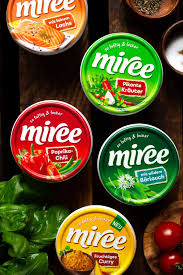 Den lachs habe ich nicht gebraten, sondern 25 minuten bei höchster stufe im ofen belegt mit roten zwiebeln, petersilie und schnittlauch, olivenöl und zitronensaft gebacken. Spaghetti Mit Lachs Und Tomaten Frischkase Sauce Nur 20 Min Kochkarussell