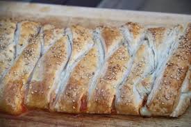 Tresse Feuilletee Au Thon Et A La Mozzarella Les Petits Plats De Patchouka Recette En 2021 Tresse Feuilletee Feuillete Recettes De Cuisine