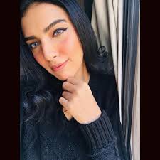 Makeup look with eye-catching colors