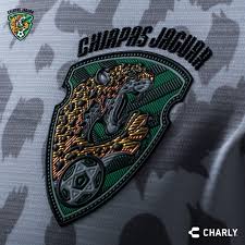 Este martes la juventus presentó oficialmente su tercer jersey mediante una publicación en redes sociales, lo que ya generó distintos memes compartidos por usuarios de internet, pues lo compararon con el uniforme del extinto jaguares de chiapas y hasta dieron las gracias por el homenaje al. Charly Futbol On Twitter Los Detalles Del Flamante Jersey Blanco De Visita De Chiapas Jaguar Juegaennuestracancha