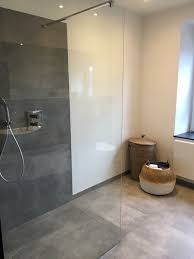 like the lighter grey tiles on the floor contrasting with the darker tiles in the shower badkamer kleine badkamer ontwerpen douche ruimtes