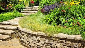 Ist der garten derart steil und lang, dass mehrere ebenen nötig sind, sollten sie in jedem fall einen damit die hangbefestigung auch schön aussieht, können sie die hangbefestigung bepflanzen. Hangbefestigung Stein Im Garten Sortiment Vor Ort Kronen Hagebaumarkt