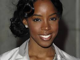 Kelly Rowland Breastfeeds Her Newborn Son While Watching Funny TV