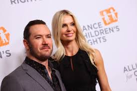 Average body, blue eyes, light brown hair & hairstyles: Mark Paul Gosselaar Goes Blonde For Saved By The Bell Reboot