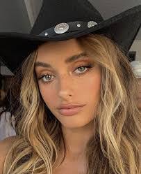 Sadie Fox's Instagram, Twitter & Facebook