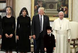 Quand bien même cela serait, lorsque nsjc a prononcé la formule de consécration, il a par tulák hat diesen beitrag in tady je jako kardinál ještě.papst franziskus noch als kardinal beim. Trump Das Peinliche Foto Mit Papst Franziskus Wird Zu Einem Horror Film Meme Allnews