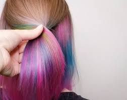 Un ciel clair se pointera à l'horizon à coup sur! Cheveux Arc En Ciel Cache Comment Adopter La Tendance Hidden Rainbow