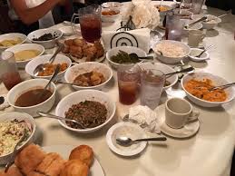 It serves fare modeled after the type of food provided by boarding houses of the past. Sonny Perdue On Twitter Before And After Pictures Of Our Real Georgia Dinner With L Macaulay Ppcalzada At Mrs Wilkes Dining Room In Savannah Family Style Https T Co Ed9mlmm2yr