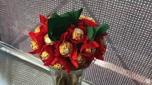 Están formados por una capa de barquillo rellena con pasta de cacao y avellanas, recubierta por una capa de chocolate con avellanas trituradas y una avellana entera en el interior. Diy Ferrero Rocher Blumenstrauss Youtube