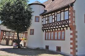 Mit modernen und interaktiven mitteln wird hier das leben der familie grimm im kinzigtal sowie das wissenschaftliche wirken und die märchen. Rmv De Fur Marchenfreunde