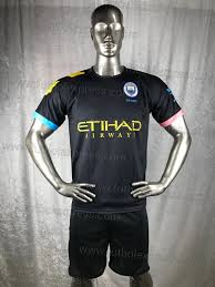 La escena musical de manchester siempre ha influido en bandas de todo el mundo y este uniforme se inspira en el patrón floral de paisley intrínsecamente asociado a la escena musical brit pop de las décadas de 1960 y 1990, señala el portal. Uniformes De Futbol De Liga Premier De Inglaterra