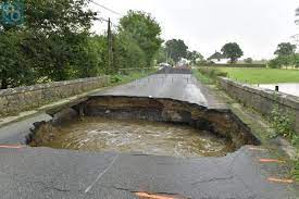 ➤ controlla ora la tua città con le immagini delle webcam in tempo reale, i video e le foto dei reporter. St Vincent Des Landes La Chaussee Du Pont S Effondre Au Passage D Une Voiture Nantes Maville Com